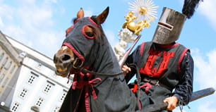 Ritter auf Pferd vor Pestsäule in Linz
