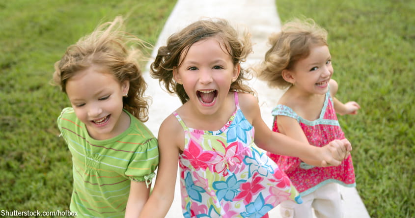 Foto: Drei Mädchen lachend in der Natur 