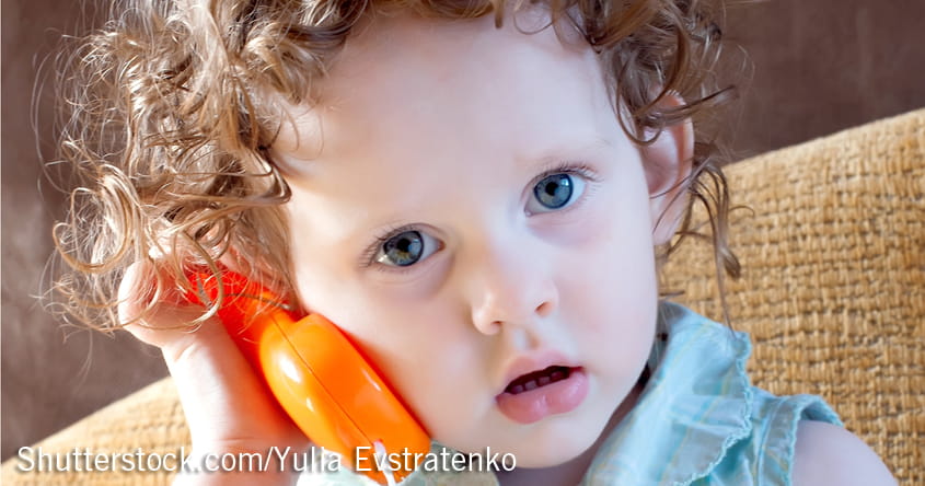 Kleinkind telefoniert mit Spielzeugtelefon